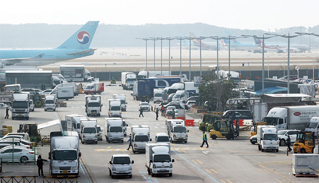 수출 화물 운송 차량이 인천국제공항 화물터미널에 도착하고 있다. 사진 연합뉴스
