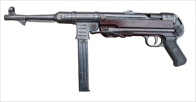 독일의 MP40 기관단총. 제2차 세계대전을 상징하는 대표적인 무기 중 하나로 피해를 많이 당한 소련 병사들에게 선망의 대상이 되기도 했다. 사진 위키피디아