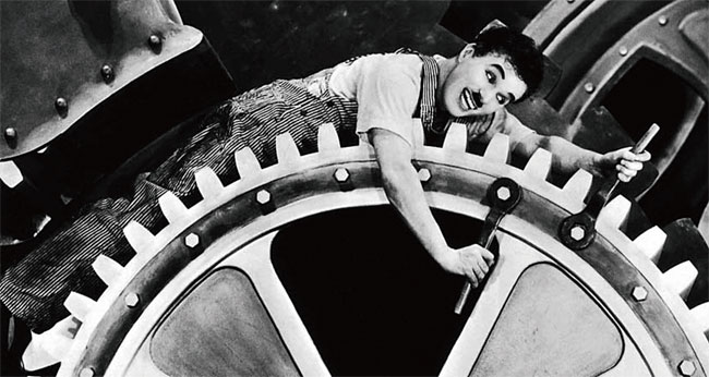 1936년에 제작된 영화 ‘모던타임즈’는 찰리 채플린이 연출하고 직접 주연을 맡았다. 영화 속에서 그가 돌아가는 컨베이어벨트 위에서 나사를 조이고 있다. 사진 IMDB