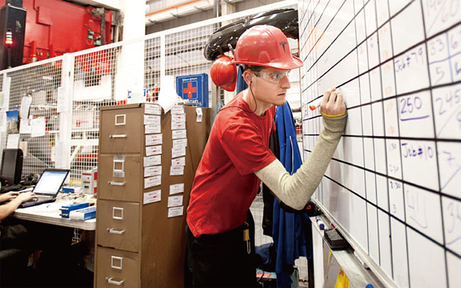 미국 캘리포니아주 프리몬트에 있는 테슬라 공장 ‘기가 팩토리’에서 직원이 일하고 있다. 사진 블룸버그