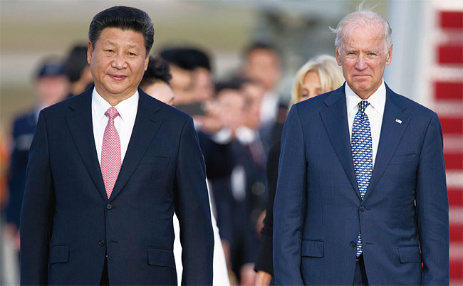 미국과 중국이 탄소중립에 박차를 가할 계획이다. 사진은 조 바이든(오른쪽) 미국 대통령 당선자가 부통령 시절인 2015년 9월 24일 미국을 방문한 시진핑 중국 국가주석을 메릴랜드주 앤드루스 공군기지에서 맞이하는 모습. 사진 AP연합