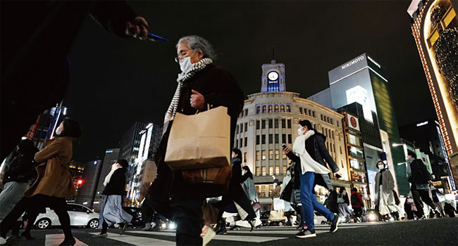 마스크를 착용한 일본 도쿄 시민들이 긴자 쇼핑가를 걷고 있다. 사진 AP연합