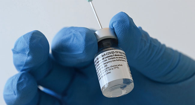 한 의료인이 코로나19 백신을 주사기에 담고 있다. 사진 AFP연합