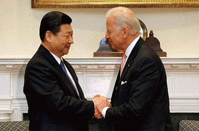 시진핑(習近平·왼쪽) 당시 중국 국가 부주석이 2012년 2월 14일(현지시각) 미국 워싱턴 D.C. 백악관의 루스벨트 룸에서 조 바이든 당시 미국 부통령과 손을 맞잡고 있다. 사진 블룸버그