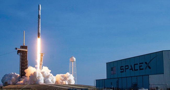 스페이스X가 로켓을 우주로 쏘아올리고 있다. 사진 스페이스X