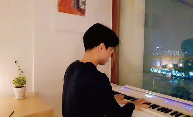 김재천 AK플라자 대표이사가 연말 신년인사 동영상에서 피아노를 연주하고 있다. 사진 AK플라자