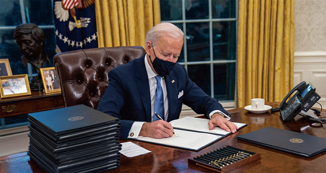 조 바이든 미국 대통령이 1월 20일 백악관 집무실에서 행정명령에 서명하고 있다. 사진 EPA연합