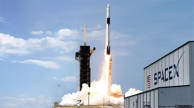 2020년 5월 30일 미국 우주탐사 기업 스페이스X의 유인우주선‘크루 드래건’이 플로리다주 케네디우주센터에서 팰컨9 로켓에 실려 발사되고 있다. 사진 AP연합