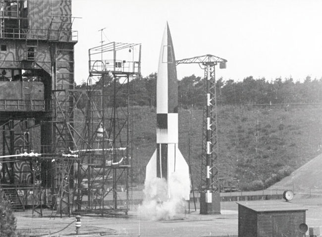 1943년 발사 실험 중인 A4 로켓. 이후 V-2라는 이름으로 배치되었고 전후 등장하는 모든 로켓의 탄생에 영향을 끼쳤다. 사진 위키피디아