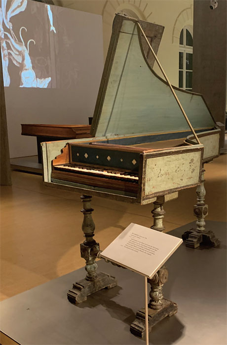 함부르크 예술 산업 박물관 고악기 컬렉션 전시장에서 만날 수 있는 하프시코드. 하프시코드는 피아노의 전신이자, 16세기부터 18세기에 걸쳐 가장 번성한 건반 악기다. 사진 안종도