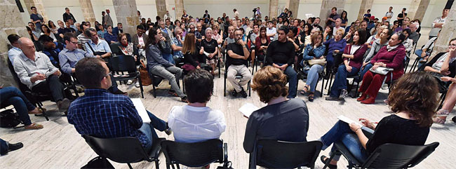 스페인 바르셀로나의 디지털 민주주의 플랫폼 ‘데시딤’이 진행한 토론회. 사진 바르셀로나 시의회