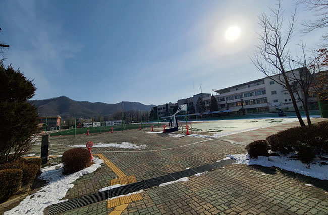 1월 31일 오전 경기도 연천군 연천초등학교의 텅 빈 운동장. 사진 김문관 기자