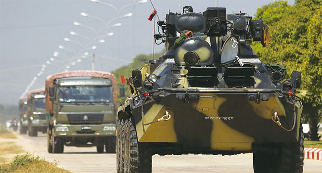 2월 3일 군인들이 탄 장갑차가 미얀마 수도 네피도를 순찰하고 있다. 사진 EPA연합