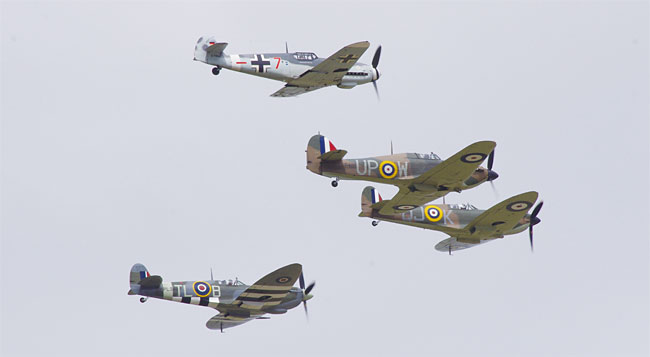 영국 본토 항공전에서 전설을 쓴 Bf 109(맨 위) 스피트파이어(가운데), 허리케인 전투기의 시범 비행. 그런데 언론 등에서 많이 사용하는 세대 구분은 정작 제2차 세계대전 이후 등장한 전투기들부터 적용된다. 사진 위키미디어