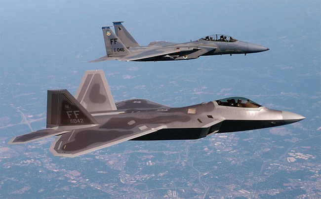 F-15(위)는 베카 계곡 공중전에서 전설을 쓴 제4세대 전투기다. 하지만 제5세대 전투기인 F-22(아래)와 모의 공중전에서 충격적인 패배를 기록했다. 이처럼 기술의 발달에 힘입어 갈수록 세대 차이가 나면 싸우기 힘든 시절이 되었다. 사진 위키미디어