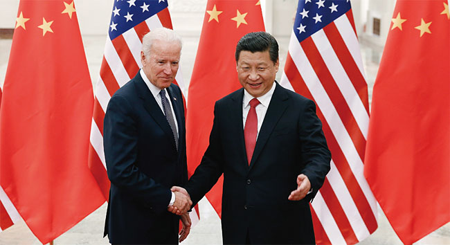 2013년 12월 조 바이든(왼쪽) 당시 미국 부통령과 시진핑 중국 국가주석이 베이징 인민대회당에서 만나 악수를 나누고 있다. 사진 AP연합