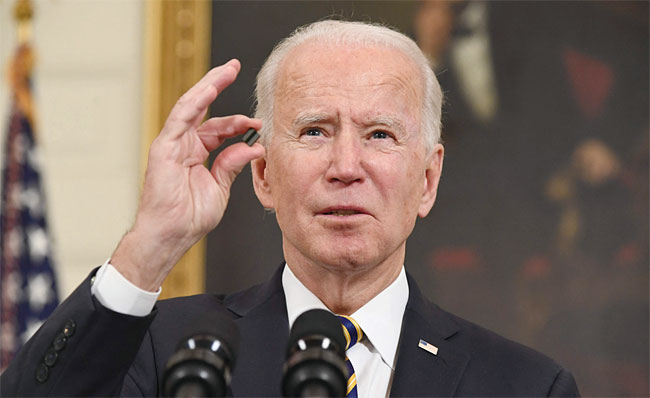 조 바이든 미국 대통령이 2월 24일(현지시각) 백악관에서 진행된 공급망 점검 행정명령 서명에 앞서 반도체 칩을 들어 보이며 반도체 공급망의 중요성을 강조하고 있다. 사진 EPA연합