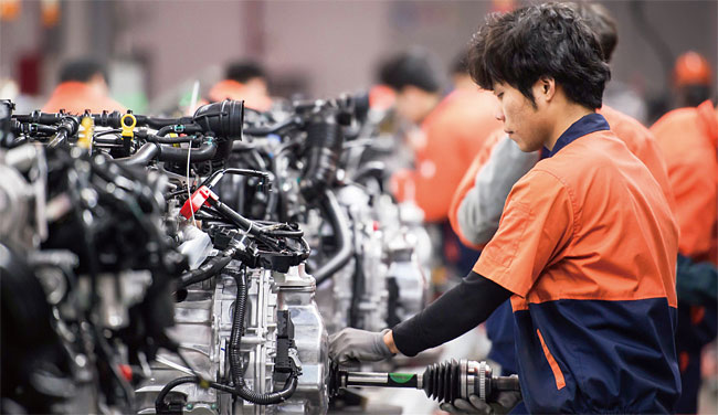 중국 저장성 지리자동차 공장에서 작업자가 자동차 부품을 조립하고 있다.