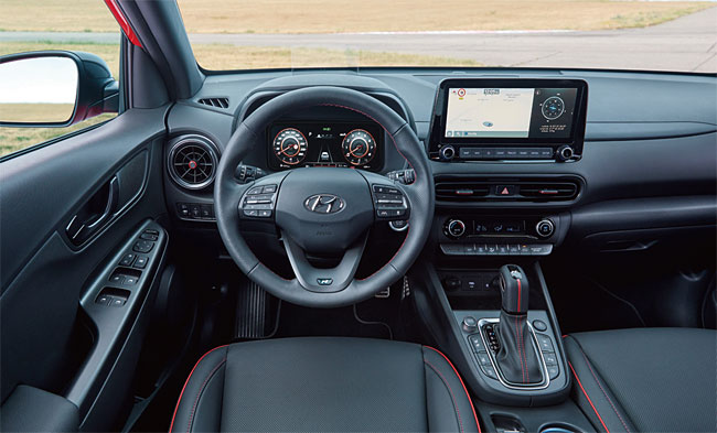코나 N 라인 4WD는 10.25인치 액정표시장치(LCD) 클러스터와 인포테인먼트 디스플레이가 적용됐다. 사진 현대차