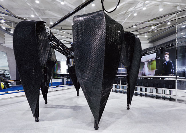 선글라스 매장에 전시된 6족 보행 로봇 ‘프로브’. 사진 젠틀몬스터