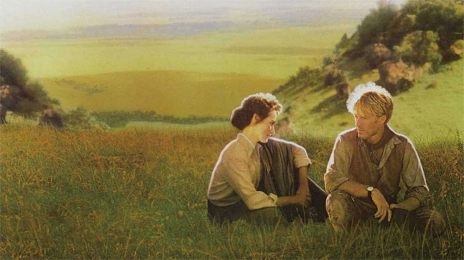 데니스(오른쪽, 로버트 레드포드 분)와 카렌(메릴 스트립 분)이 초원에 앉아 대화를 나누고 있다. 사진 IMDB