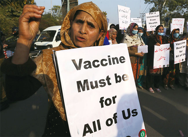 2021년 1월 29일(현지시각) 파키스탄 라호르에서 코로나19 백신을 개발도상국에도 공정하게 보급할 것을 요구하는 집회가 열렸다. 사진 EPA연합