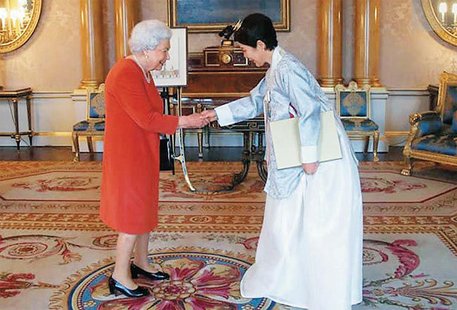 박은하(오른쪽) 주영국 대사가 2018년 11월 22일(현지시각) 영국 런던 버킹엄궁에서 한복 차림으로 엘리자베스 2세 여왕에게 신임장을 제정(提呈)하고 있다. 사진 조선일보 DB