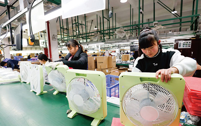 중국의 한 공장 근로자들이 선풍기를 조립하고 있다.