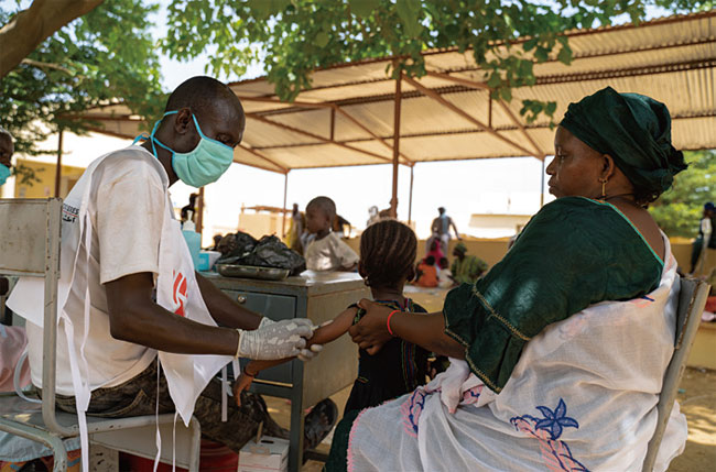국경없는의사회 의료진이 2020년 9월 말리 북부 팀부쿠 지역에서 6개월에서 14세 사이 아동 6만 명을 대상으로 홍역 예방접종을 하고 있다. 사진 국경없는의사회