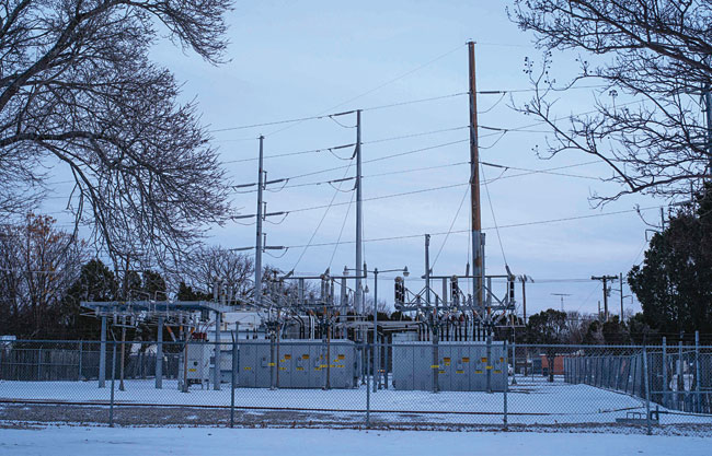 2월 18일 미국 텍사스주 와코에 있는 한 변전소. 최근 텍사스주는 기록적인 한파로 전기 공급이 중단됐고 생산시설이 가동을 멈췄다. 사진 AFP연합