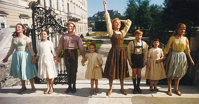 오스트리아 잘츠부르크의 미라벨 궁 앞에서 마리아(줄리 앤드류스 분)가 아이들과 노래하고 있다. 사진 IMDB