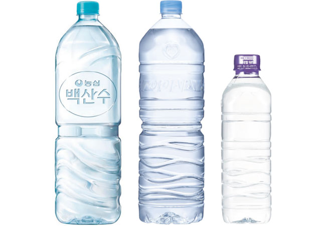 왼쪽부터 농심 백산수 무라벨 제품(이미지), 롯데 칠성음료의 ‘무라벨 생수’ 아이시스 8.0 ECO, CU 자체 브랜드(PB) 생수 ‘헤이루(HEYROO)’. 사진 각 사