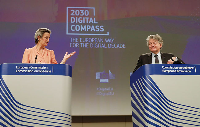 마르그레테 베스타게르(왼쪽) EU 집행위원회 부위원장이 3월 9일(현지시각) 벨기에 브뤼셀에서 ‘유럽의 디지털 전환’ 전략을 발표하고 있다. 사진 EPA연합