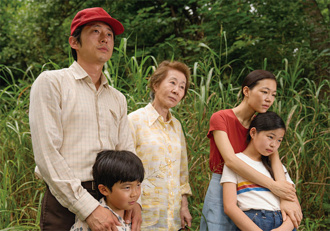 영화 ‘미나리’에서 순자를 연기한 윤여정(뒷줄 왼쪽 두 번째)이 한국 배우 최초로 제93회 아카데미 시상식 여우조연상 후보에 올랐다. 사진 연합뉴스