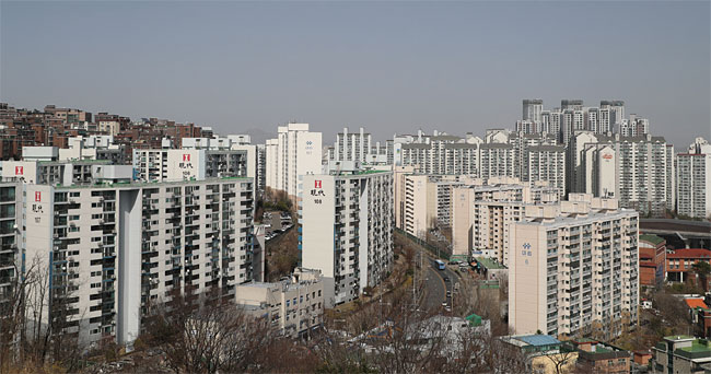 3월 16일 서울 응봉산에서 바라본 시내 아파트 단지. 사진 연합뉴스