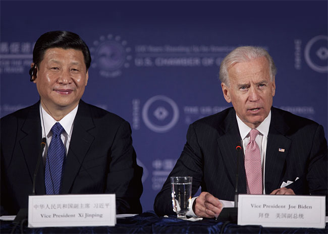 2012년 당시 부통령이던 조 바이든(오른쪽) 미 대통령과 중국 공산당 중앙군사위원회 부주석이던 시진핑 중국 국가주석의 모습. 사진 블룸버그