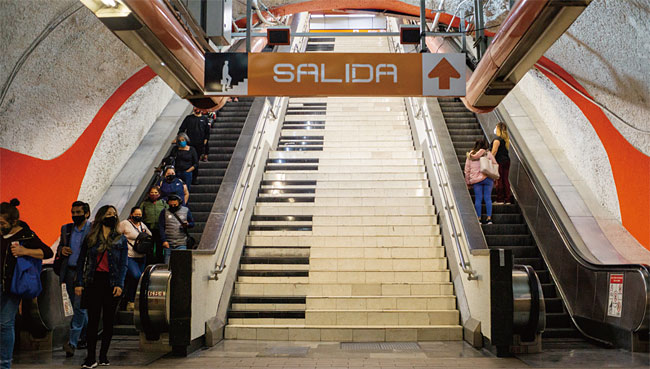 한 지하철역 내 피아노 계단. 사진은 기사와 무관.