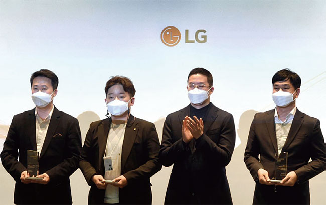구광모(왼쪽 세 번째) LG 회장과 ‘일등LG상’을 받은 구성원들. 사진 LG