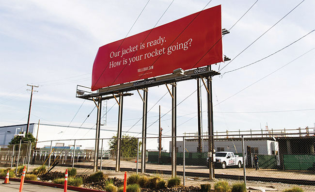볼레백은 스페이스X 본사 바로 앞에 도전적인 메시지의 옥외광고를 전시했다. 사진 볼레백