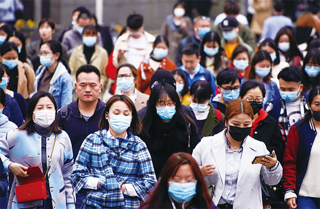 중국 상하이 시민들이 마스크를 쓰고 거리를 걷고 있다. 사진 로이터연합
