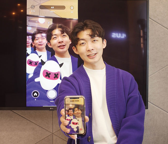 손범준 큐리오스튜디오 대표 포스텍 IT융합공학과 휴학(2학년), 네이버웹툰 모바일 앱·AR 연구개발 인턴 / 손범준 큐리오스튜디오 대표가 4월 5일 서울 성수동 사무실에서 AR 기반 모바일 3D 콘텐츠 플랫폼 ‘믹서(MXXR)’를 소개하며 미소 짓고 있다. 사진 채승우 객원기자