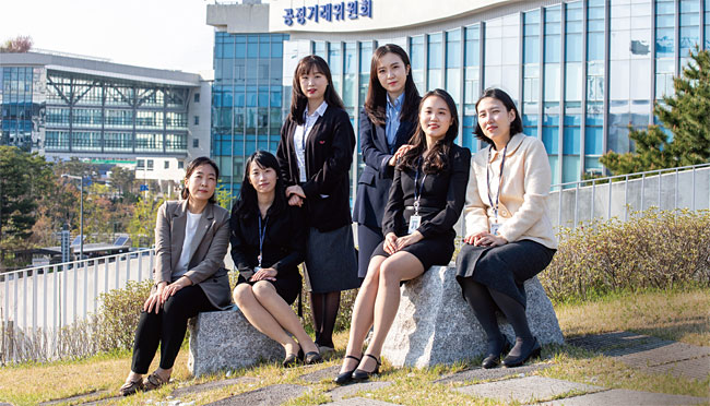 왼쪽부터 이유진 사무관, 김현주 사무관, 정소영 사무관, 이정민 조사관, 김경원 사무관, 하은광 사무관. 사진 김흥구 객원기자