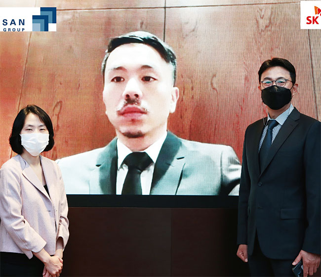 박원철(오른쪽) SK동남아투자법인 대표와 권혜조 부사장이 4월 6일 서울 종로구 SK서린빌딩에서 대니 레(가운데) 마산그룹 CEO와 화상으로 빈커머스 투자 계약을 체결한 뒤 기념촬영을 하고 있다. 사진 연합뉴스