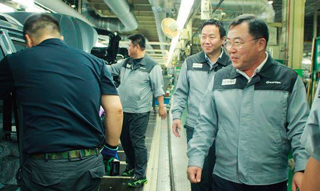 예병태(맨오른쪽) 쌍용자동차 사장. 사진 쌍용자동차