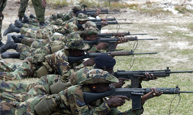 자메이카 방위군이 훈련하는 모습. 벨기에의 FN FAL 자동소총을 사용하고 있다. 이처럼 약소국에서 개발된 소총이 역사에 남긴 흔적은 상당하다. 사진 위키피디아