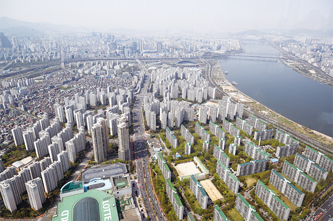 서울 송파구 롯데월드타워 전망대에서 바라본 잠실 아파트 단지. 사진 연합뉴스