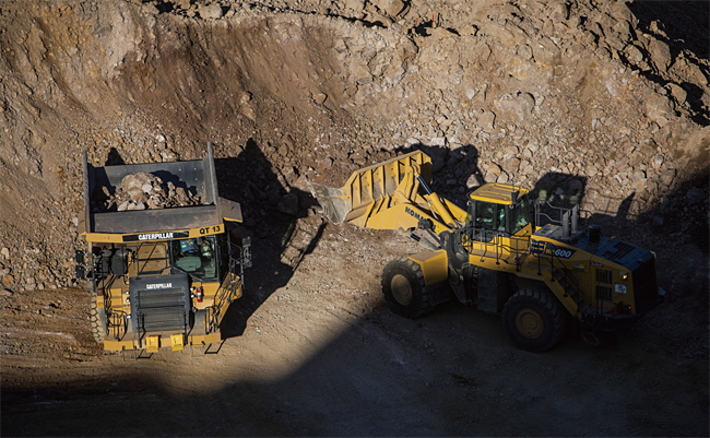 미국 자원 기업 MP머티리얼즈가 운영하는 희토류 광산인 캘리포니아주 마운틴패스. 구덩이에 있는 원석을 덤프트럭으로 옮기고 있다. 사진 블룸버그