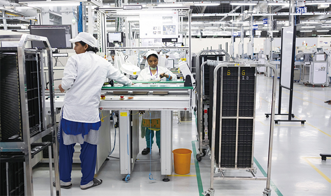 2019년 폭스콘 인도 공장 내 스마트폰 조립라인. 폭스콘은 올 3월부터 애플 최신 스마트폰인 아이폰12를 인도에서 생산하고 있다. 사진 블룸버그