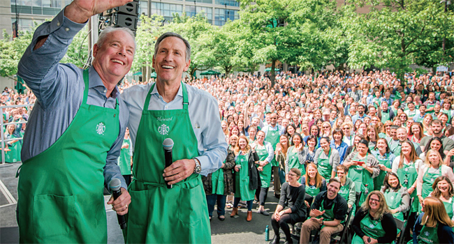 하워드 슐츠(오른쪽)는 2018년 6월 26일 스타벅스 경영 일선에서 물러나 명예회장이 됐다. 그가 경영을 맡은 뒤 스타벅스는 증시에 상장했고, 퇴임 때까지 주가는 2만1000% 상승했다. 사진 스타벅스