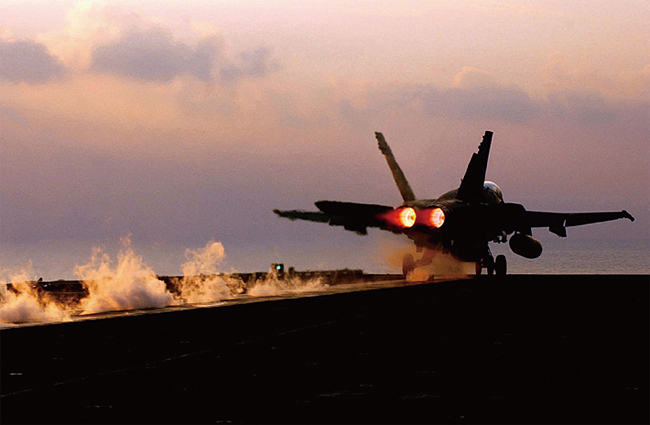 증기식 사출기를 이용해 이함하는 F/A-18 전투기. 영국이 1970년대 정규 항공모함을 퇴역시키면서 기술력이 사장되었다. 사진 위키피디아